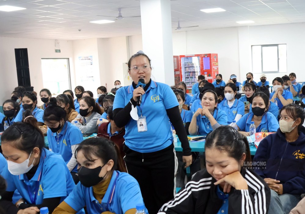 Công nhân trả lời những câu hỏi liên quan đến Luật phòng, chống ma túy. Ảnh: Viên Nguyễn