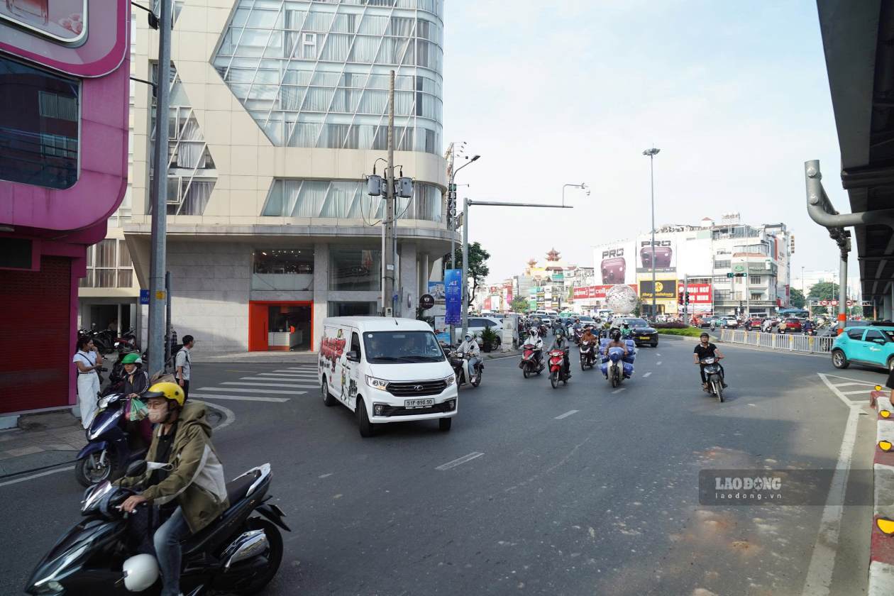 Một số ôtô vẫn đi nhầm hướng, rẽ trái vào đoạn đường cấm tại khu vực đường Bùi Thị Xuân. Ảnh: Thái Bảo