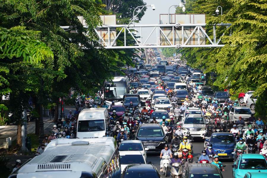 Các phương tiện nối đuôi nhau di chuyển trên trục đường Hoàng Văn Thụ trong ngày đầu điều chỉnh giao thông. Ảnh: Thái Bảo