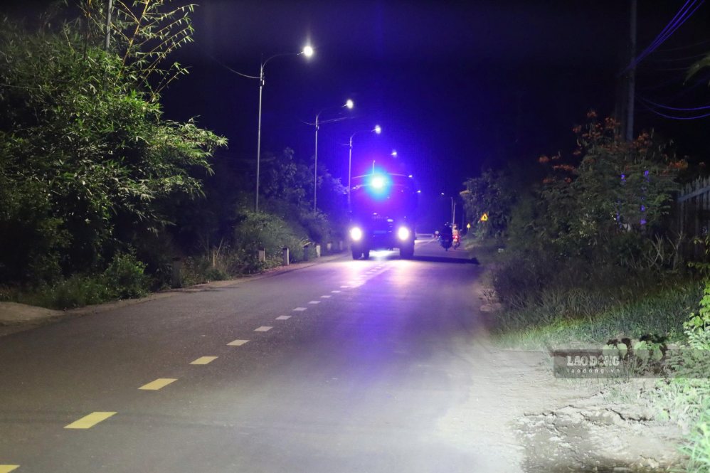 Lực lượng chức năng nhiều ngày qua được tăng cường lên xã Diên Lâm để truy bắt phạm nhân bỏ trốn. Ảnh: Hữu Long