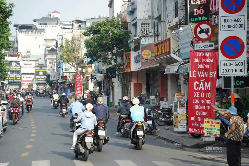 Ngày đầu thay đổi tổ chức giao thông, người điều khiển phương tiện cần chú ý biển báo và hướng lưu thông mới. Ảnh: Thái Bảo